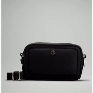 NWT Lululemon crossbody camera bag 2L black